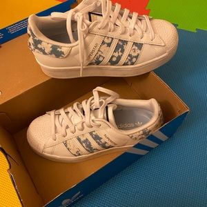 ADIDAS 6 SUPERSTAR BOLD SHOES
Color: Cloud White/ Ambient Sky /Silver Metallic